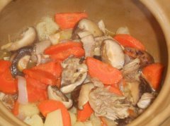 紅蘿卜香菇燉土豆的做法視頻