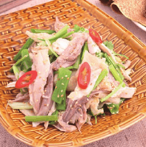 清遠(yuǎn)小蔥撈雞的家常做法