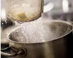 焯水用熱水還是冷水？肉類蔬菜海鮮各有講究！