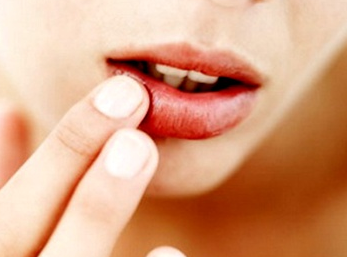 冬季嘴唇的護(hù)理 教你挑選潤唇膏方法
