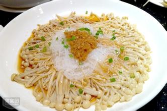 金針?lè)劢z煮的做法視頻