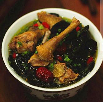 鴿子紅參黑木耳滋補(bǔ)湯的做法