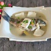 魚燉豆腐的做法