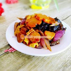 洋蔥木耳胡蘿卜炒雞蛋的做法