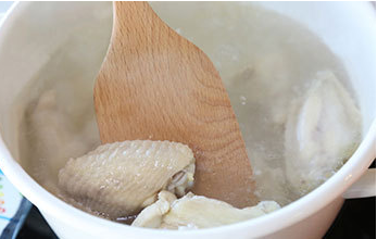 不同食材的焯水方法  烹飪必學(xué)的焯水程序