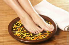 泡腳可以治感冒嗎 用什么泡腳治感冒