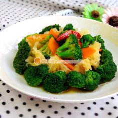 西藍(lán)花拌銀耳的做法