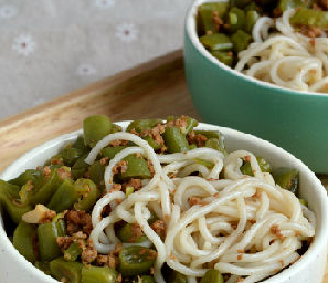 豬肉豆角拌面條的家常做法