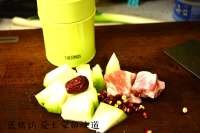 冬季進(jìn)補(bǔ)，冬瓜排骨湯的做法步驟2