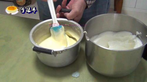 中空戚風(fēng)蛋糕8寸的做法