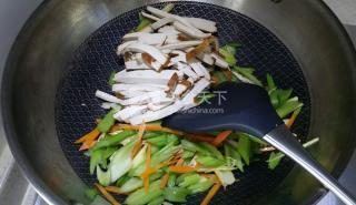 熏干芹菜的做法步驟：6