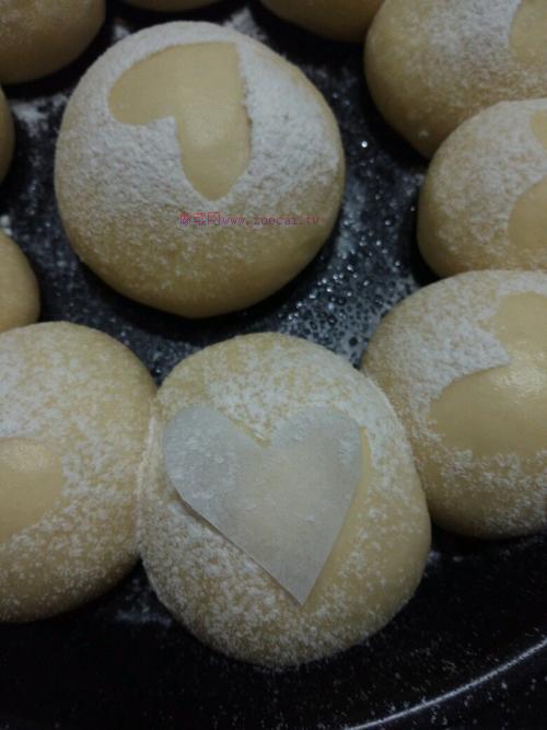 一次發(fā)酵的中種愛(ài)心小餐包的做法