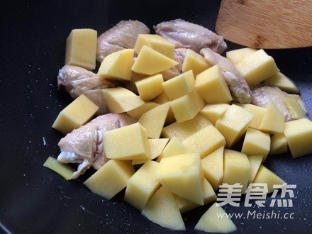 土豆?fàn)F雞翅的做法