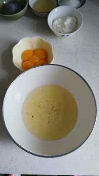 酸奶黑米戚風(fēng)蛋糕的做法步驟2