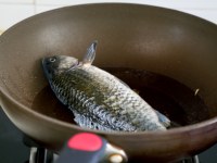 蘿卜絲鯽魚湯的做法步驟3