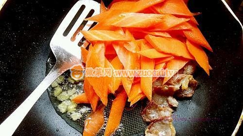 胡蘿卜炒臘肉的做法
