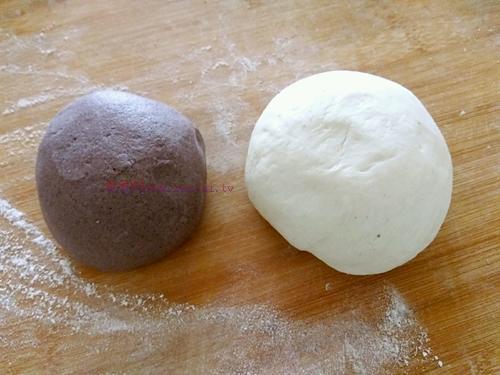 金錢(qián)黑米面豆沙包的做法