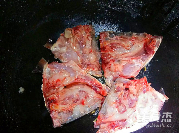 蒜苗紅燒魚(yú)頭的做法