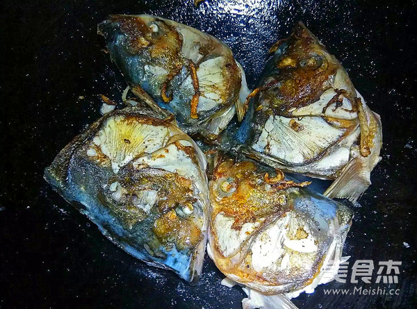 蒜苗紅燒魚(yú)頭的做法