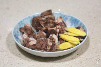 蘿卜牛排骨湯的做法步驟2