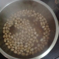 一道補血養(yǎng)顏的靚湯-----蓮藕花生豬尾湯的做法圖解4