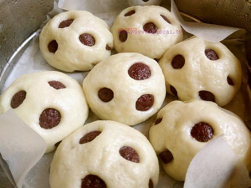 金錢(qián)黑米面豆沙包的做法