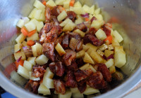 香腸土豆?fàn)F飯的做法步驟3