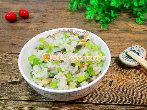 西芹口蘑炒米飯的做法