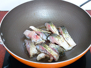 木耳燜魚的做法步驟：3