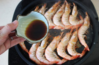 油燜對(duì)蝦的做法步驟8
