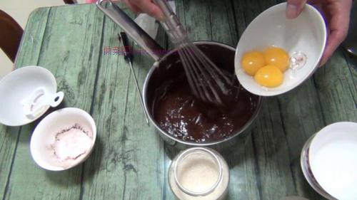 巧克力戚風(fēng)蛋糕8寸的做法