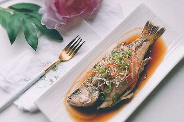 吃好一條魚？是煎、是炸、是燉？蔥油鱸魚，請跟我來學哦！的做法