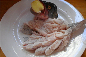 松鼠鱸魚(yú)的做法步驟2