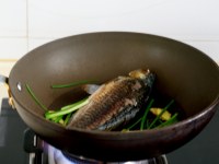 蘿卜絲鯽魚湯的做法步驟4