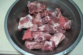 白蘿卜燉排骨的做法步驟：1