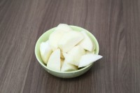 止咳潤(rùn)肺的冰糖雪梨銀耳羹的做法步驟2