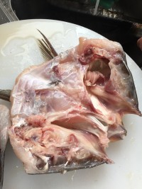 桂圓核桃魚(yú)頭湯的做法步驟1