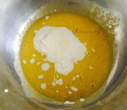 六寸酸奶戚風(fēng)蛋糕的做法