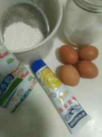 圣誕老人草莓卷#甜蜜之家圣誕季#的做法步驟1