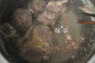 秋冬進補（白蘿卜牛尾湯）的做法步驟：2