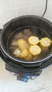 玉米蘿卜羊蝎子湯的做法步驟4