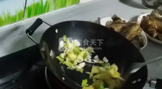 京津名吃、家鄉(xiāng)回憶--紅燜鯽魚的做法步驟：7