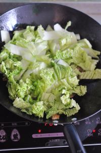 白菜炒肉澆面的做法步驟4