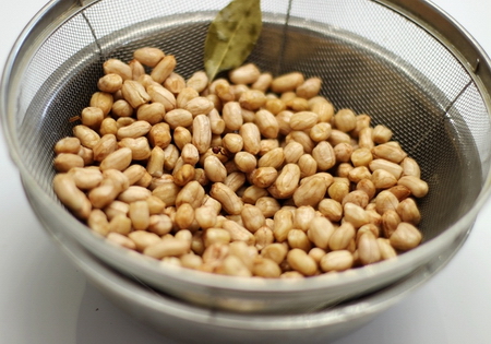 鹽焗五香花生的做法步驟3