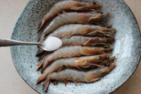 油燜對(duì)蝦的做法步驟2