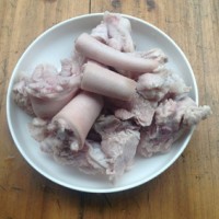 一道補血養(yǎng)顏的靚湯-----蓮藕花生豬尾湯的做法圖解3