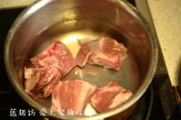 冬季進(jìn)補(bǔ)，冬瓜排骨湯的做法步驟1