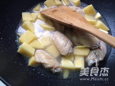 土豆?fàn)F雞翅的做法
