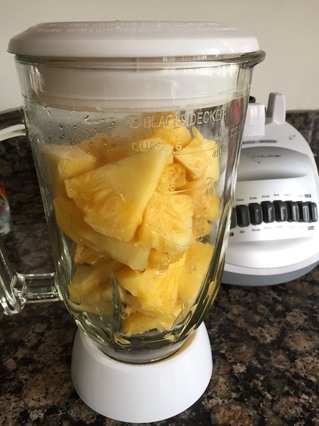 冰鎮(zhèn)鮮榨菠蘿汁