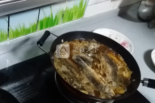 京津名吃、家鄉(xiāng)回憶--紅燜鯽魚的做法步驟：8